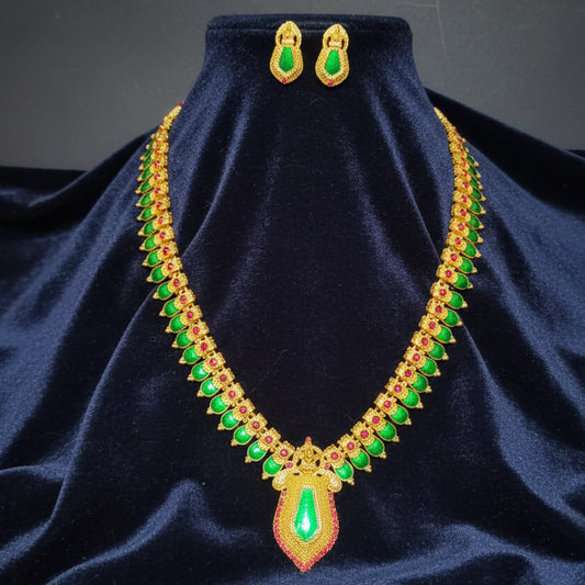 Green Palakka pendant in a necklace with earrings